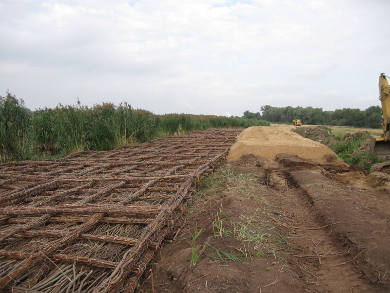 Umacnianie wałów przeciwpowodziowych